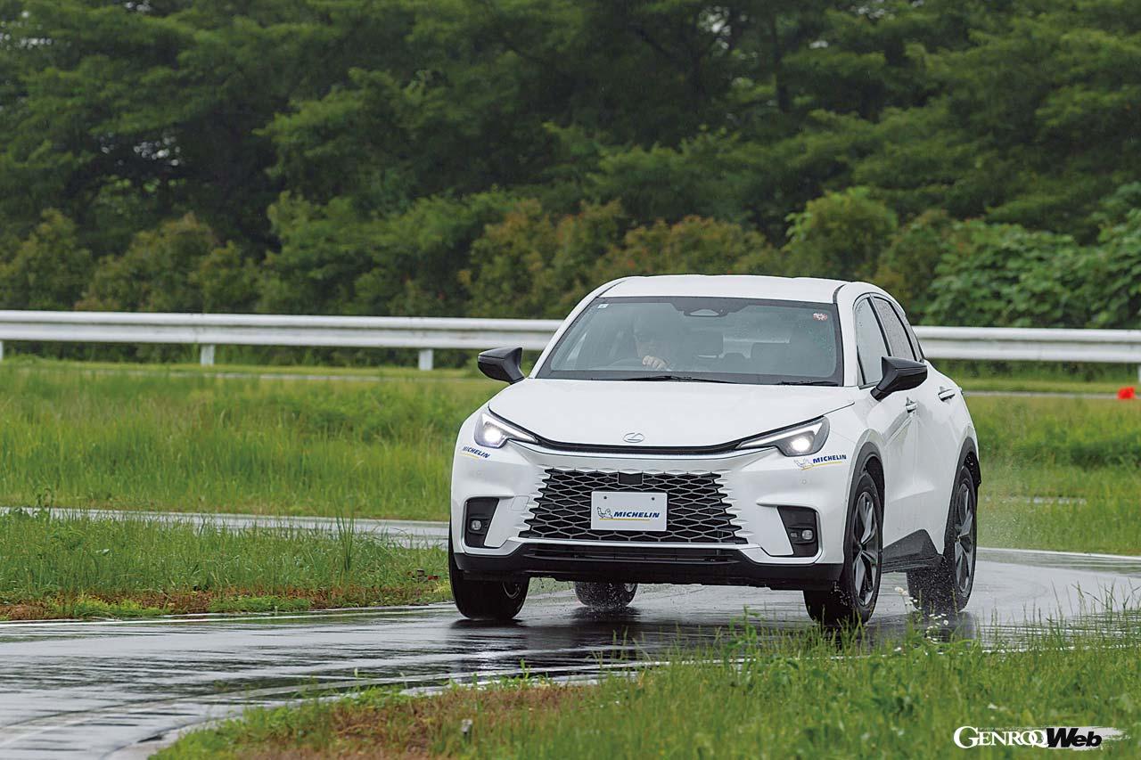 レクサスLBXはe・プライマシーを純正装着する。ハンドリング路での走りは非常に軽快でしなやかであった。