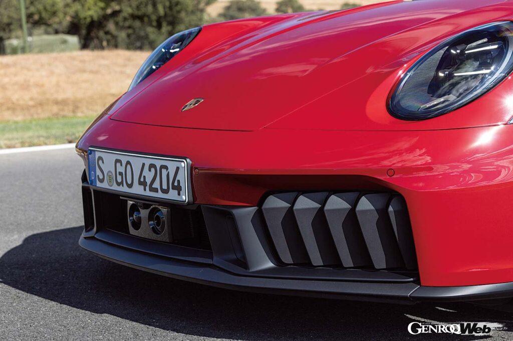 911GTSのフロントサイドのルーバーは縦型となった。アダプティブフロントディフューザーと連動して可変する。