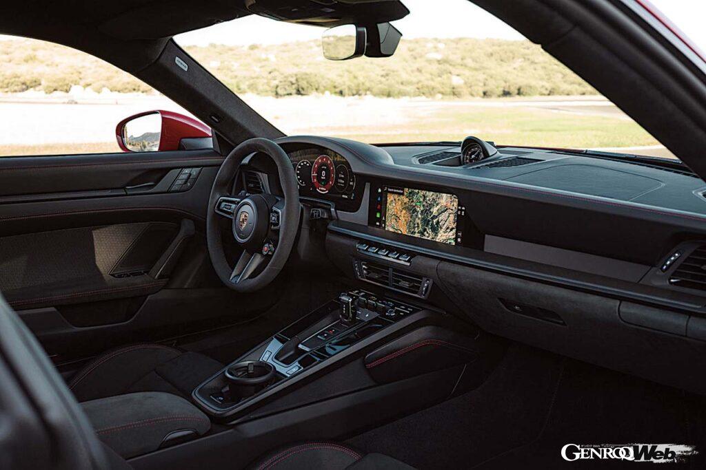 今までタコメーターだけはアナログ式のメーターを採用する911だったが、今回のマイナーチェンジでついにフル液晶のメーターとなった。メーター全面をナビゲーション表示とすることも可能だ。