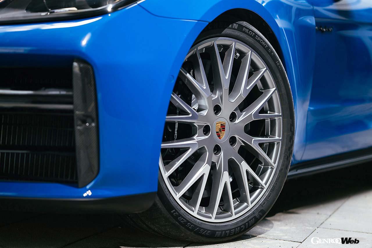 こちらはオプションとなるパナメーラ・エグゼクティブデザインホイール（21インチ）。通常は20インチのパナメーラ・エアロデザインホイールとなる。