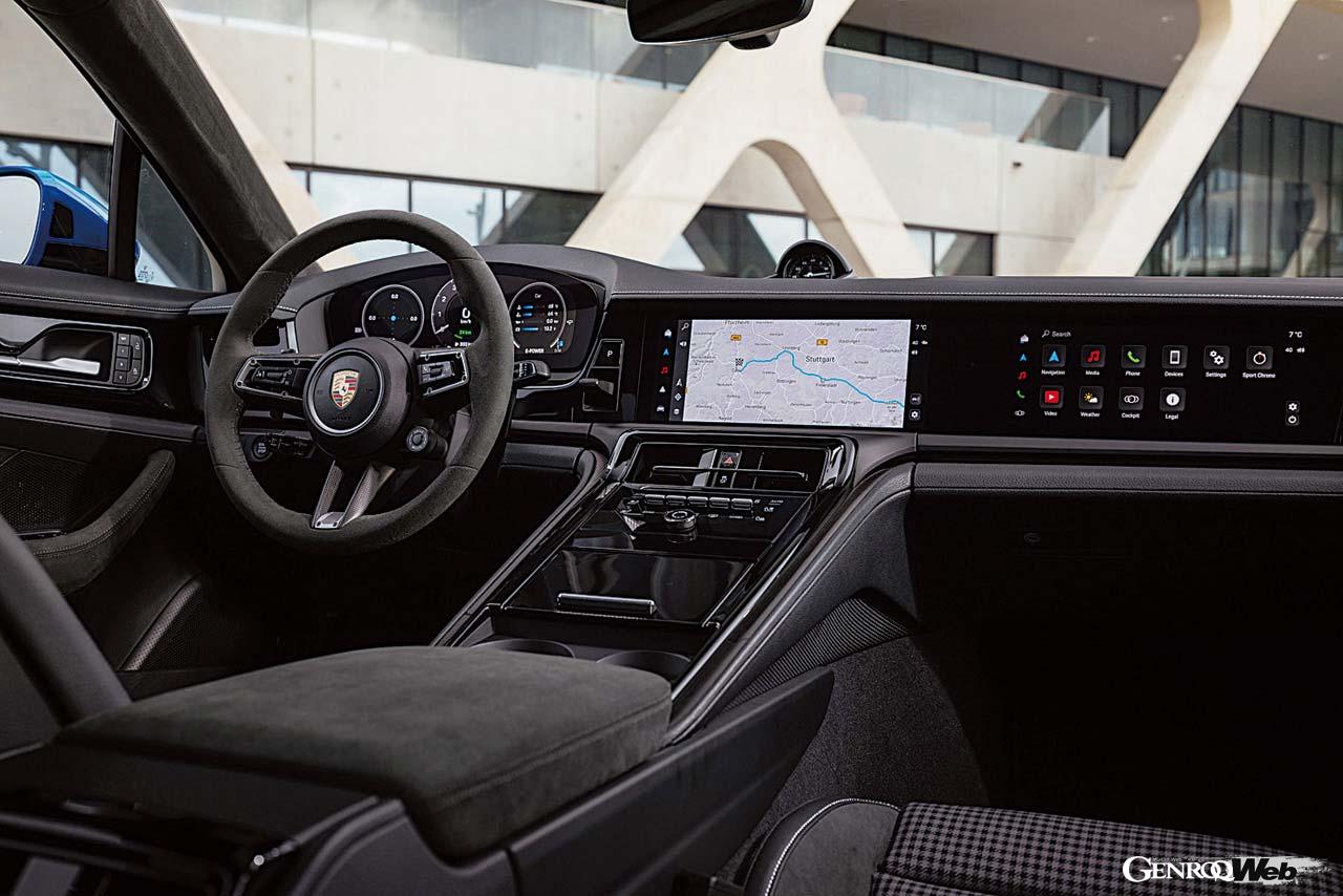 フル液晶の曲面メーターパネルやインパネ上の小さなセレクターレバーなど、インターフェースには最新のポルシェ流儀が貫かれる。
