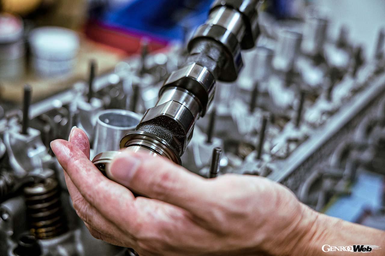 レヴィテックを投入したエンジンはカムシャフトなどのアタリ面が綺麗な状態になるという。シリカ皮膜が形成されて平滑な摩擦面になっている証だ。オイルの性能を最大限に発揮することにもつながる。