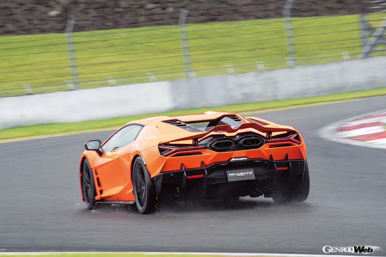 後ろから観察すると、ストレートで跳ね上げる水しぶきの大きさに驚く。それだけリヤディフューザーの効果が大きいのだろう。