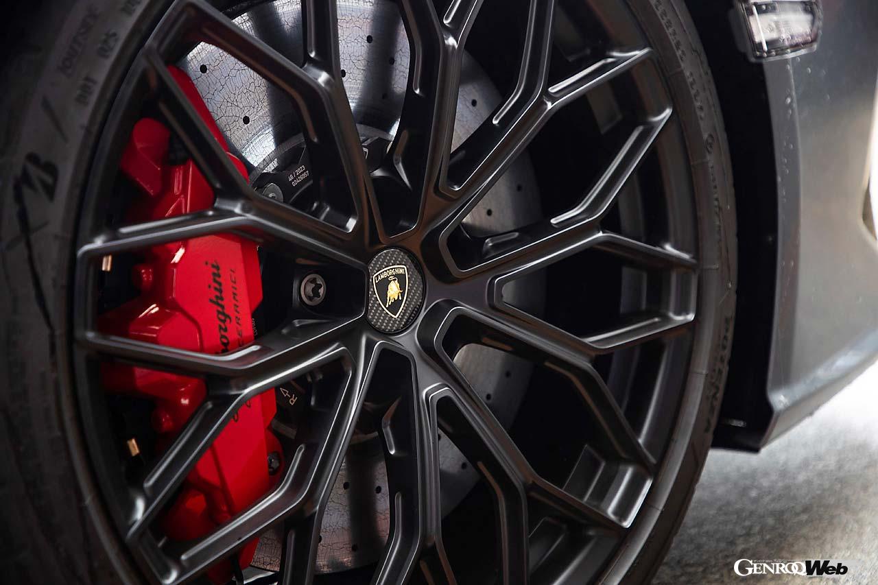 装着タイヤはすでにウラカンSTOで装着実績のあるブリヂストン・ポテンザスポーツ。サイドウォール強化型ランフラットで空気圧がゼロになっても80km/hで80km走行可能を謳う。