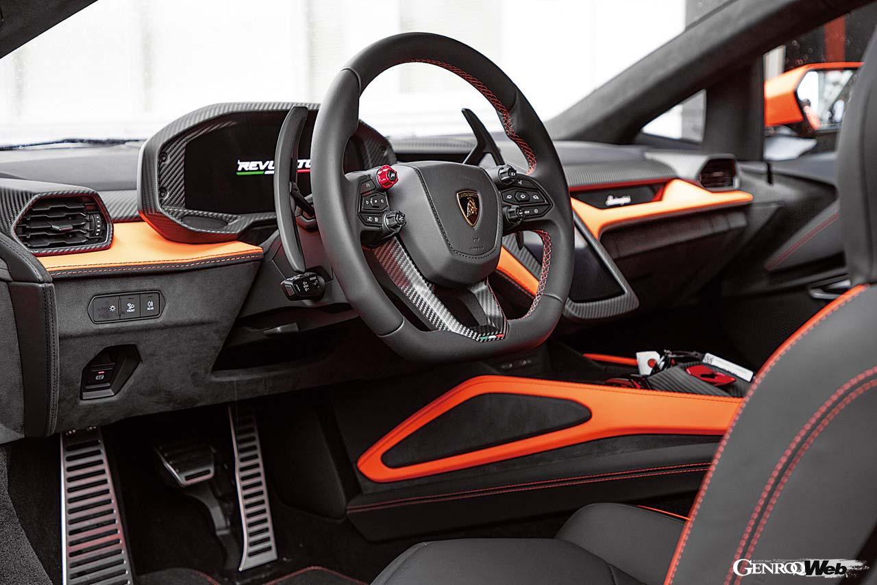 スイッチ類は全体的にアヴェンタドールを踏襲した室内。ステアリングは左にドライビングモード、右にハイブリッドモードの2つのダイヤルを備えるなど大きく変化した。