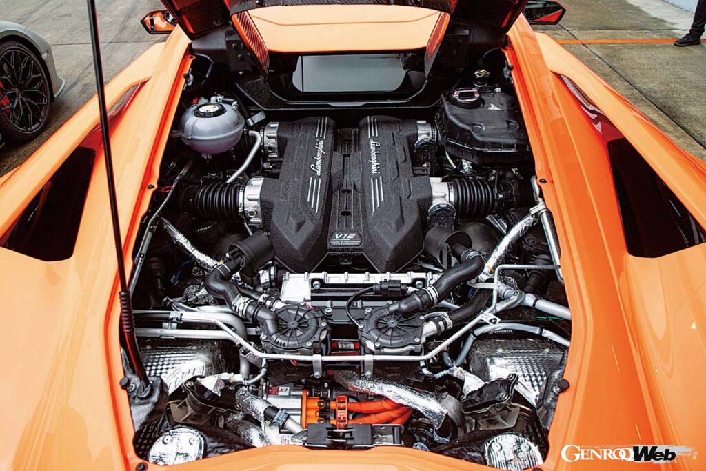 モーターを内蔵しつつもコンパクトな8速E-DCTを横向きに搭載する。ちなみに横向きに搭載されるのは、初代V12スーパーカーのミウラとサーキット専用車のエッセンサSCV12に次ぐ3台目。