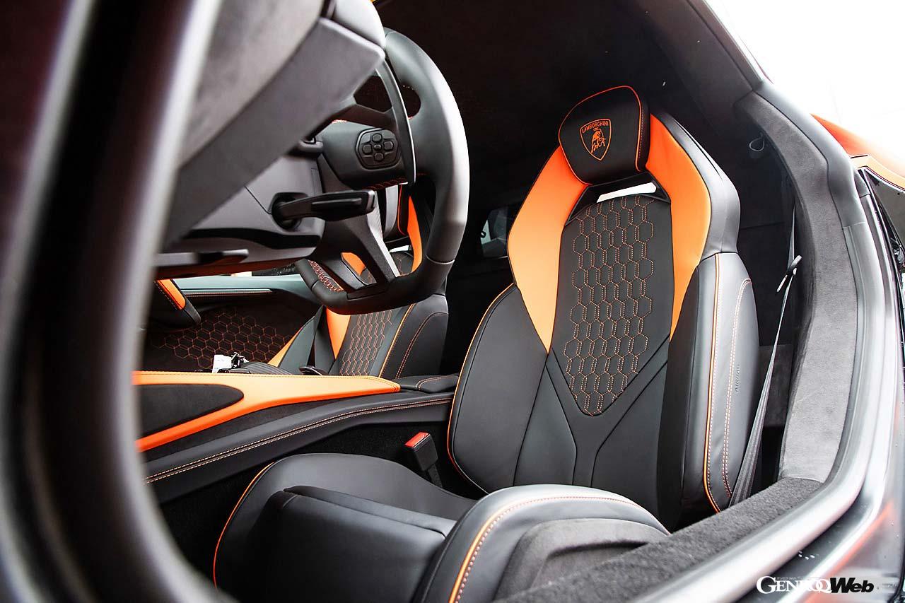 スイッチ類は全体的にアヴェンタドールを踏襲した室内。ステアリングは左にドライビングモード、右にハイブリッドモードの2つのダイヤルを備えるなど大きく変化した。