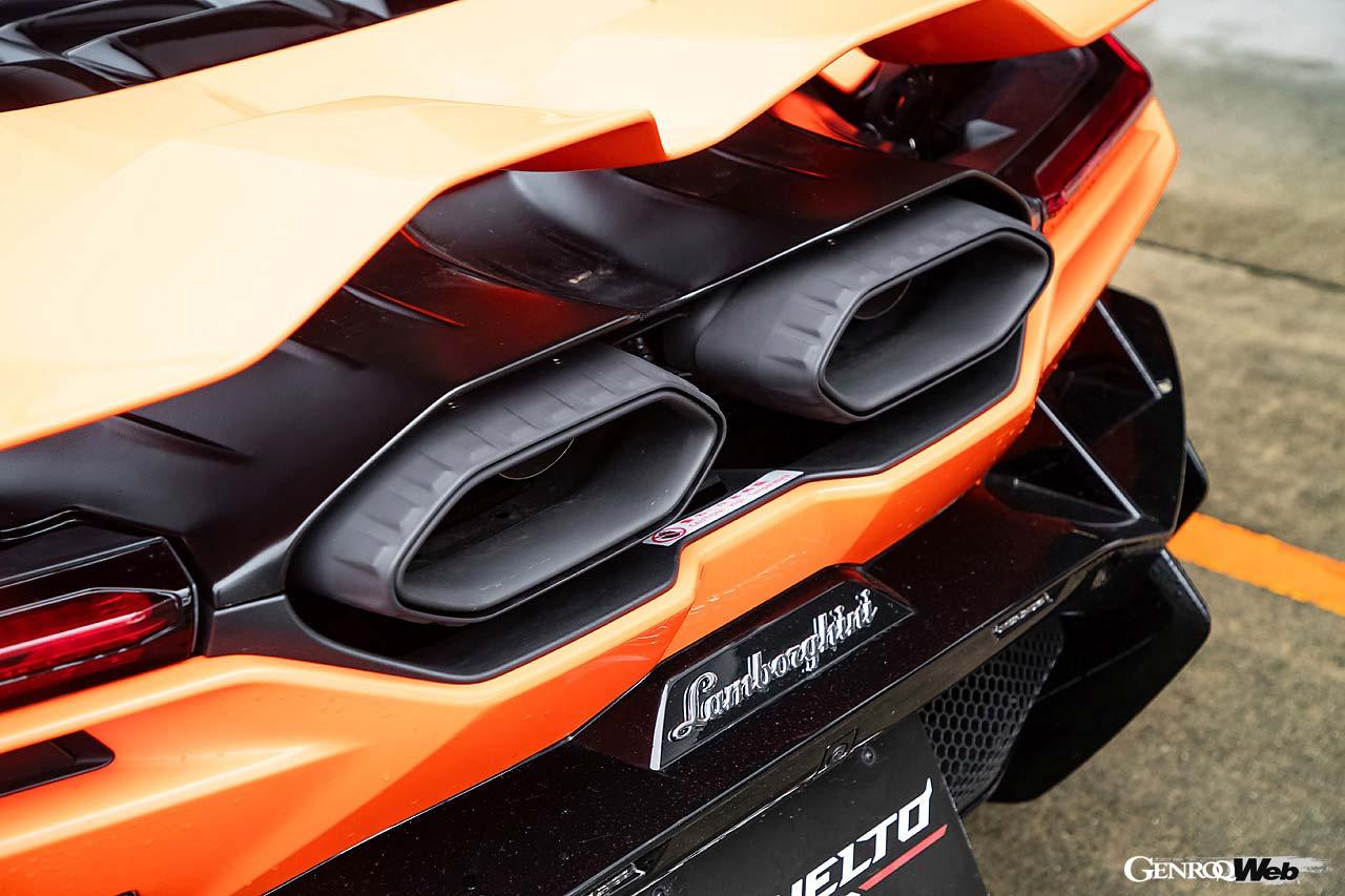 モーターを内蔵しつつもコンパクトな8速E-DCTを横向きに搭載する。ちなみに横向きに搭載されるのは、初代V12スーパーカーのミウラとサーキット専用車のエッセンサSCV12に次ぐ3台目。