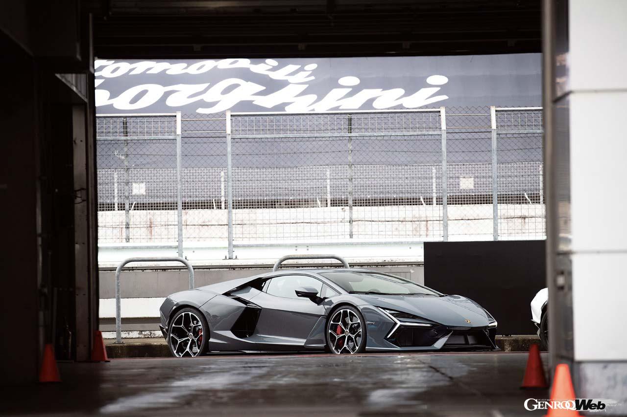 ランボルギーニの新フラッグシップ・スーパースポーツカーとして登場したレヴエルト。6.5リッターV12自然吸気エンジンをミッドに搭載するAWDというのはこれまで同様だが、フロントを駆動するのはモーター、つまりハイブリッドである。その実力をサーキットで探った。