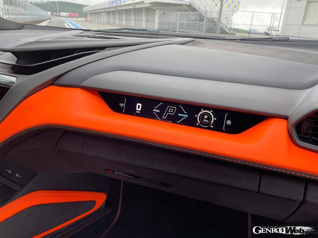 スイッチ類は全体的にアヴェンタドールを踏襲した室内。ステアリングは左にドライビングモード、右にハイブリッドモードの2つのダイヤルを備えるなど大きく変化した。