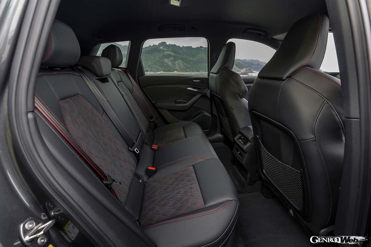 ホールド性に優れながらも、非常に快適なSQ6のスポーツシート。ダイヤモンドステッチのデザインがSQ6のキャラクターにマッチしている。後席のスペースは成人男性が快適に過ごせる居住空間を実現している。