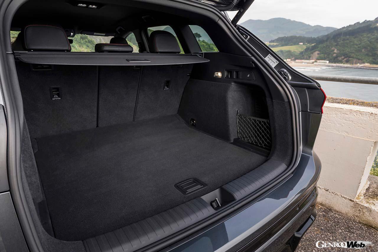 ラゲッジは通常時526リットル、後席を倒すと最大1529リットルまで拡大する（40対20対40可倒式）。フロントには64リットルの収納スペースが用意される。