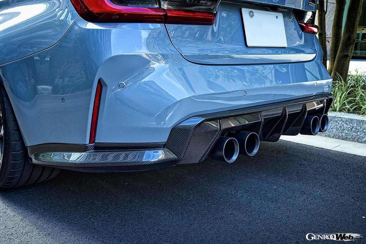 フロントにはGTカーのイメージを彷彿とさせるスポーツキドニーグリルを用意。グリル最深部までカーボンを回り込ませたこだわりの逸品だ。さらにグリルに影響なくナンバーを外せる別体式のステーが付属する。マフラーのテールエンドはこのG80用からリリースが開始されたレムスの新作チタニウム。さらにイマジンパフォーマンス製チタン素材の等長センターパイプを特注ジョイントを製作。レムスが装着できるようキット化された。