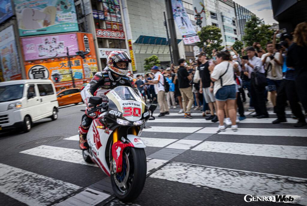 現役MotoGPライダー中上貴晶選手、ホンダ RC213V-Sで秋葉原を疾走
