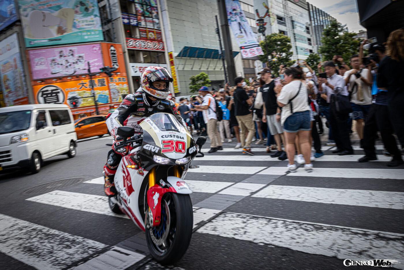 現役MotoGPライダー中上貴晶選手、ホンダ RC213V-Sで秋葉原を疾走