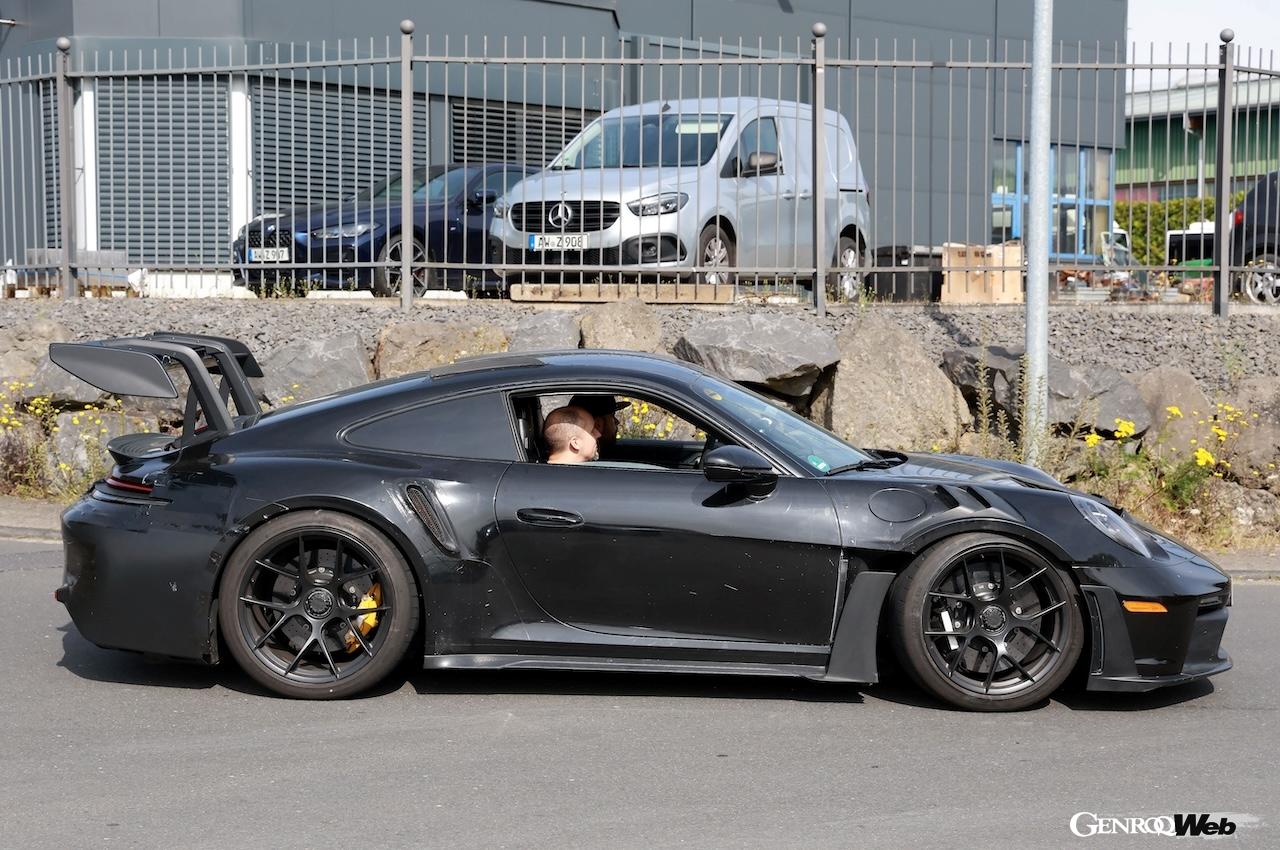 ヘッドライトは他の911シリーズと共通だが、エアアウトレットなど細かい部分に「GT3 RS」らしいアグレッシブさが見える。