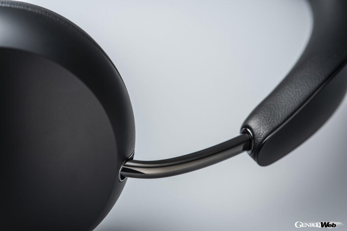 他のヘッドフォンでは味わえないスタイリッシュなデザイン を採用。ステンレススチール製のバンドはスムーズに長さを 調整できるので、頭部にしっかりフィットする。