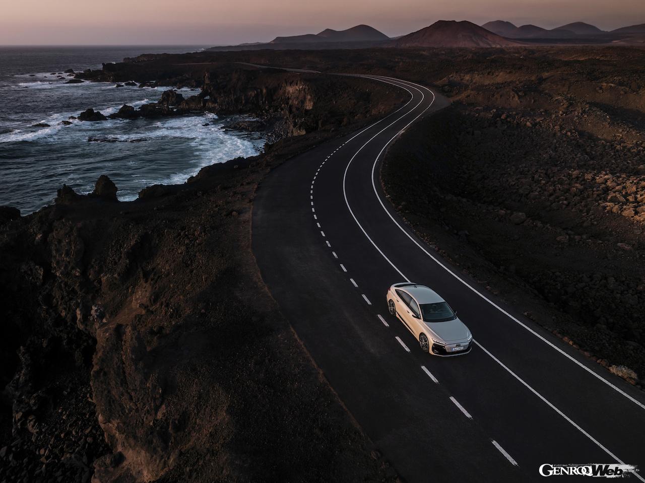 新型「アウディ A6 スポーツバック e-tron」の走行シーン。