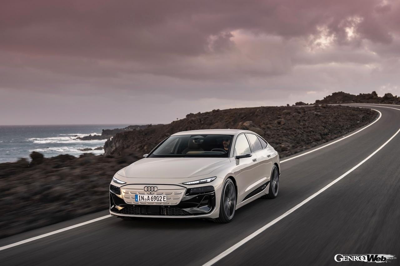 新型「アウディ A6 スポーツバック e-tron」の走行シーン。
