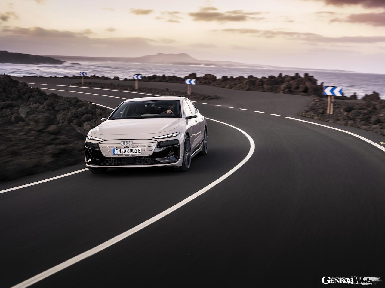 新型「アウディ A6 スポーツバック e-tron」の走行シーン。