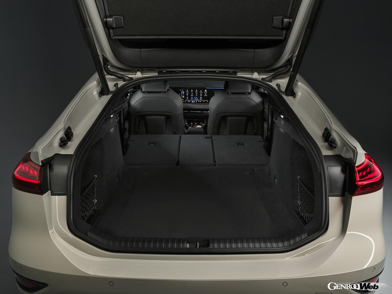 新型「アウディ A6 スポーツバック e-tron」のラゲッジスペース。