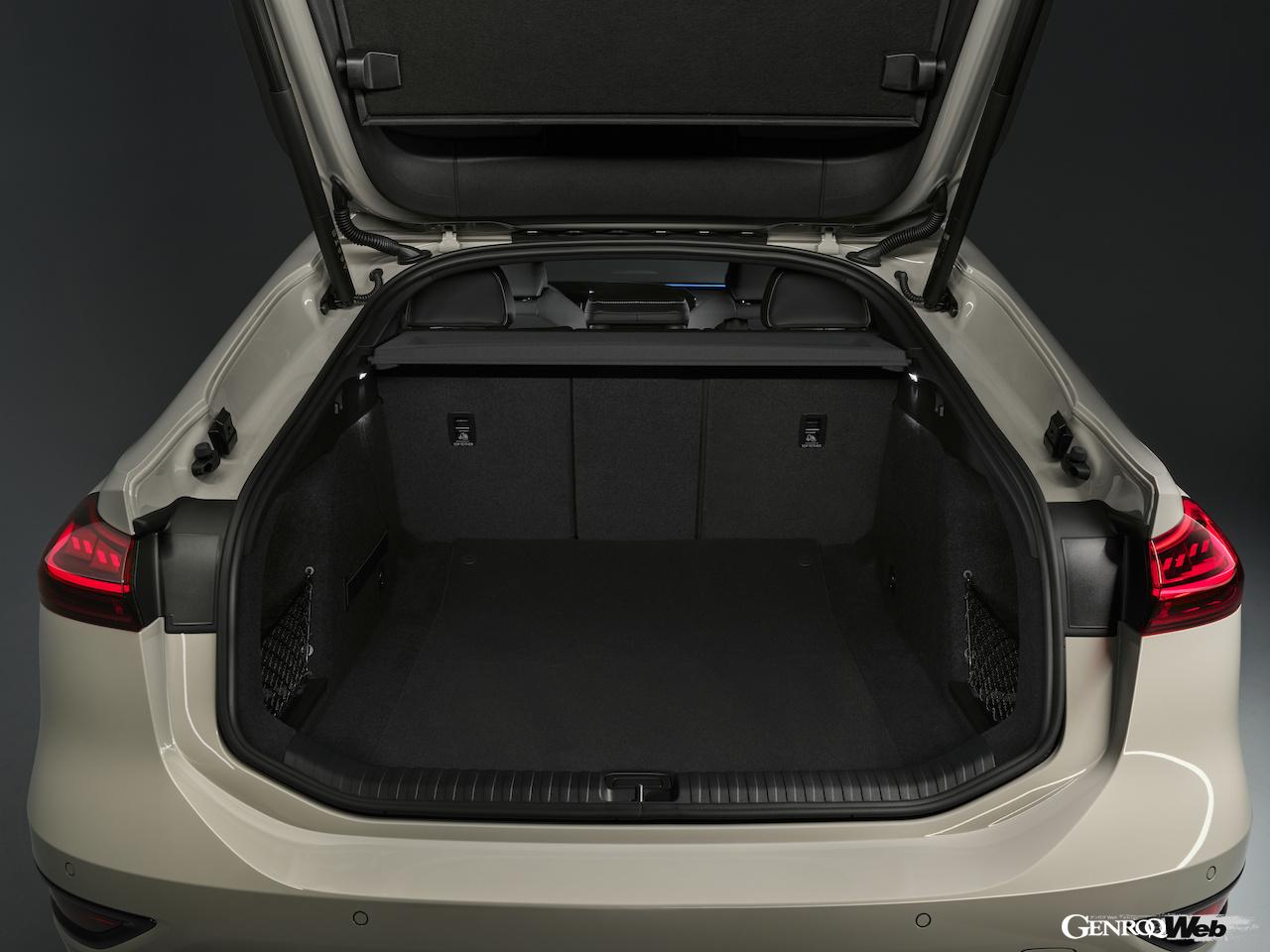 新型「アウディ A6 スポーツバック e-tron」のラゲッジスペース。