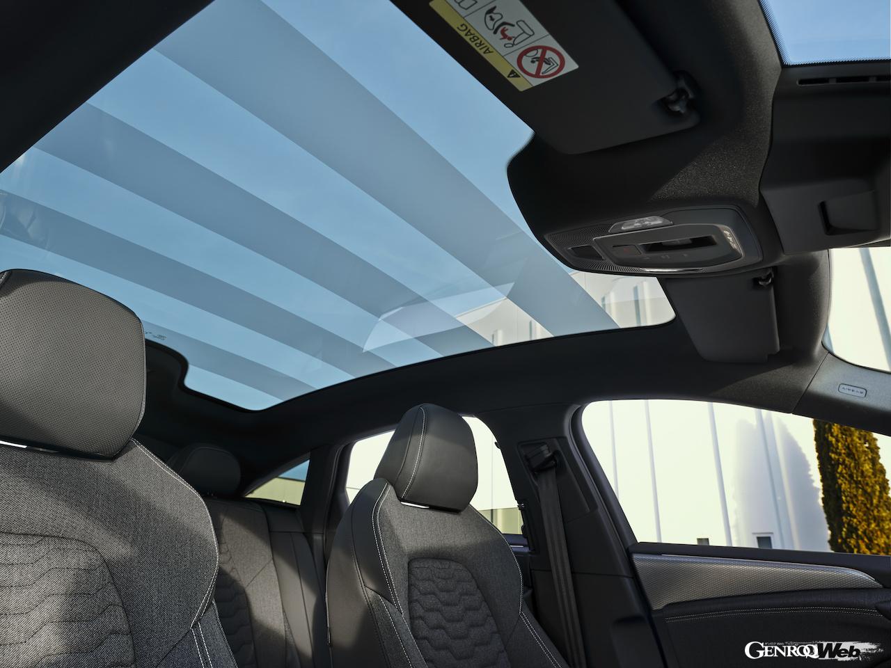 ボタンひとつで不透過ガラスになるパノラミックガラスルーフ。