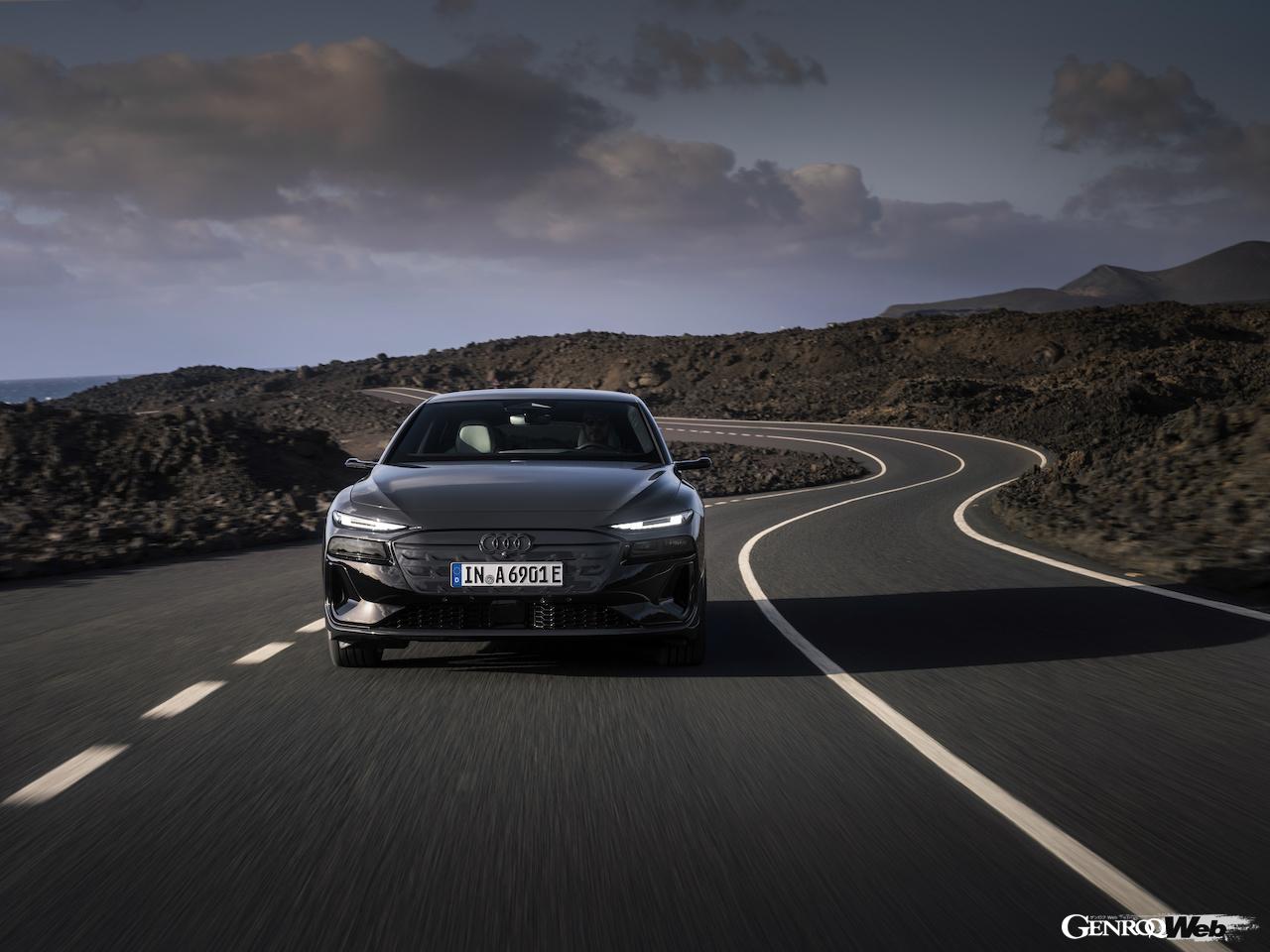 新型「アウディ A6 アバント e-tron」の走行シーン。