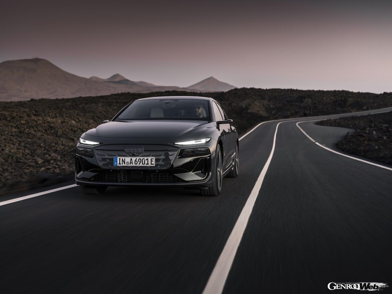 新型「アウディ A6 アバント e-tron」の走行シーン。