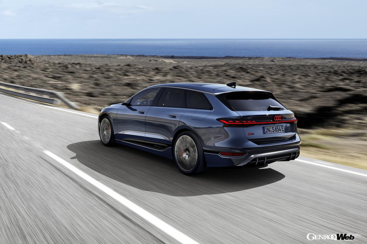 新型「アウディ S6 アバント e-tron」の走行シーン。