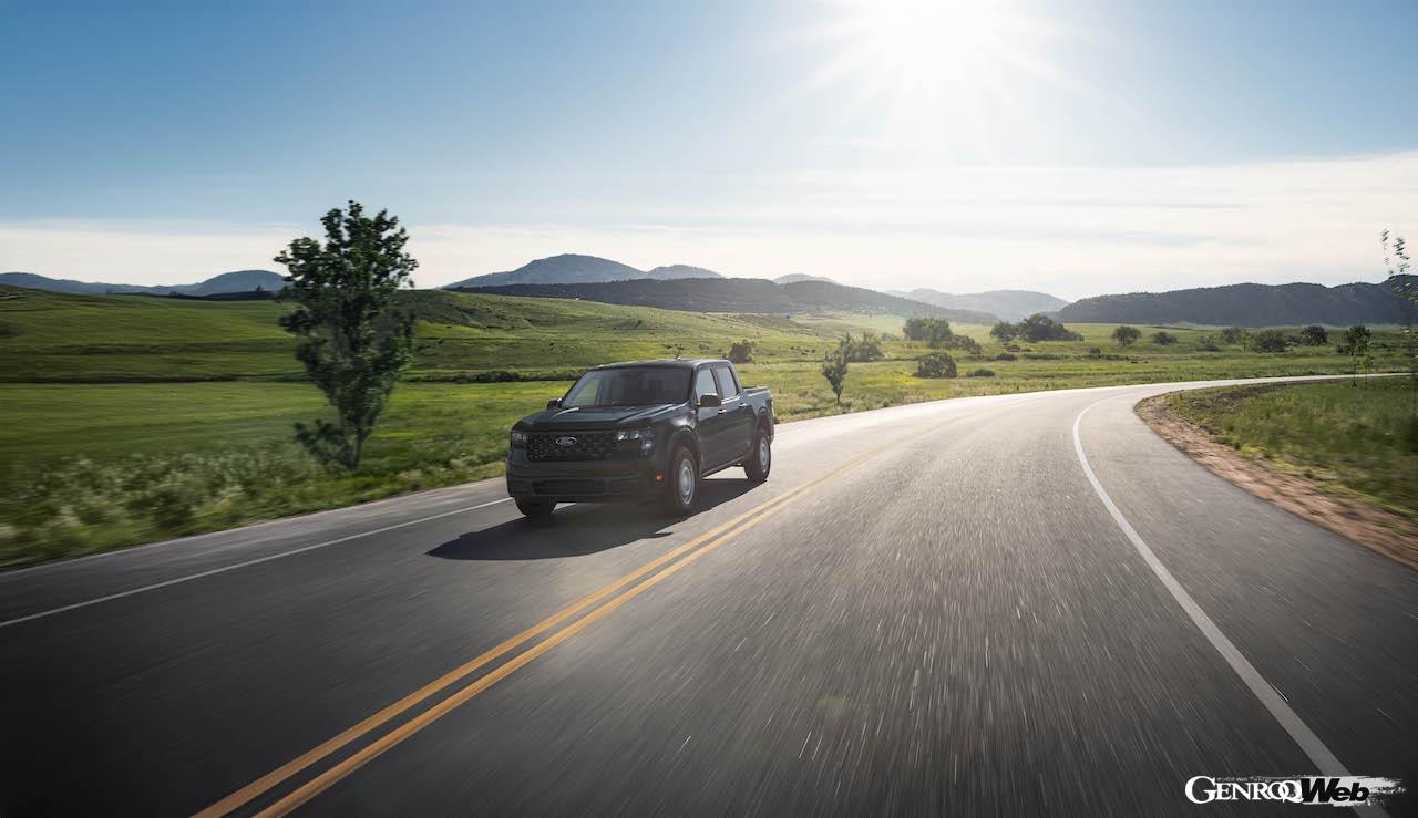 コンパクトピックアップ「フォード マーベリック」の2025年モデルの走行シーン。