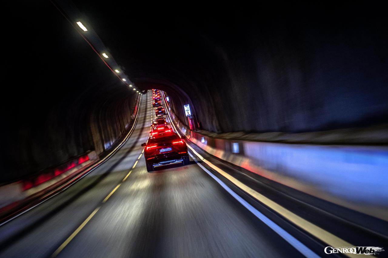 夏のノルウェーを舞台に、参加者は「ランボルギーニ ウルス S」をドライブ。各地で美しい景観や極上の食事をたっぷり堪能した。