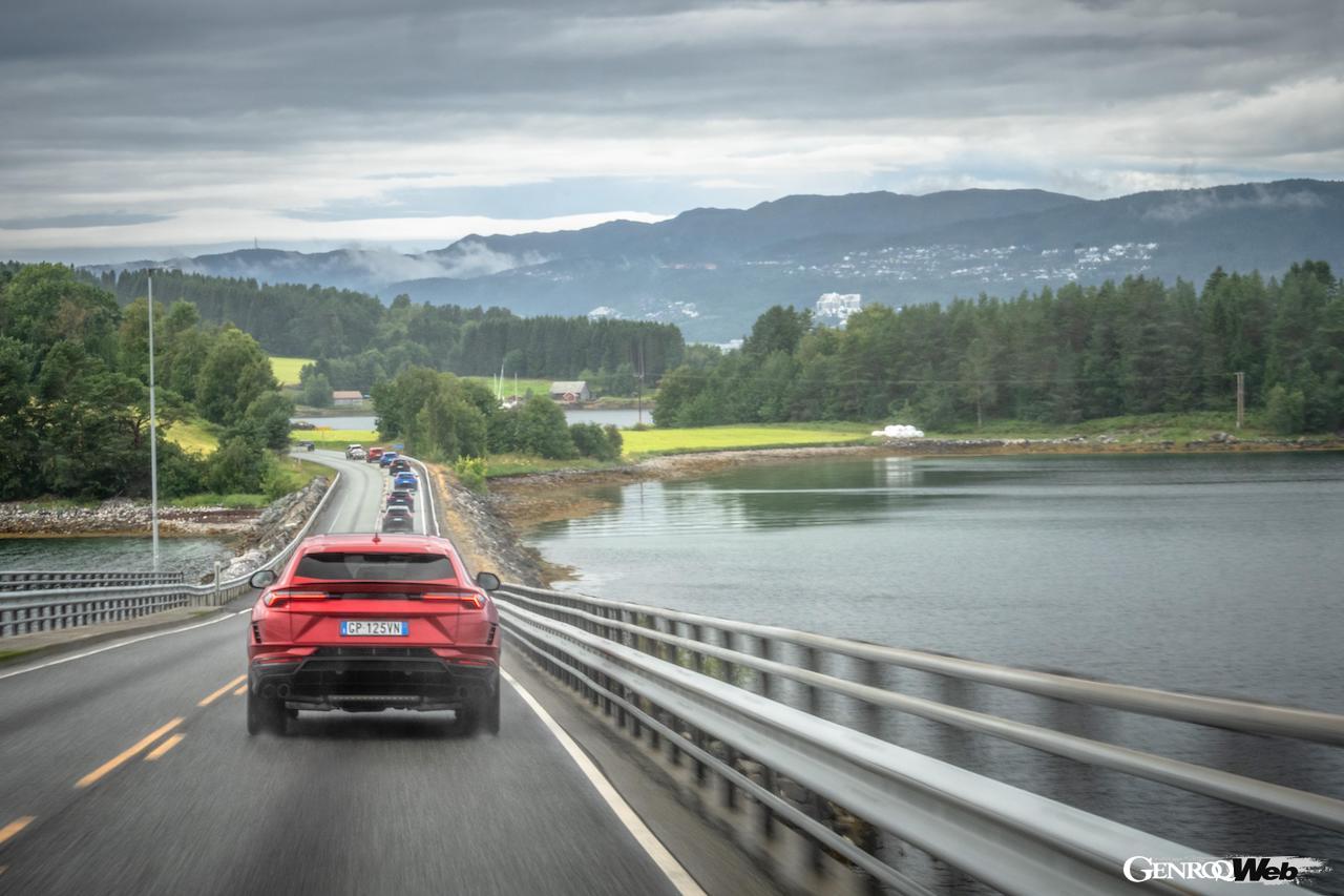 夏のノルウェーを舞台に、参加者は「ランボルギーニ ウルス S」をドライブ。各地で美しい景観や極上の食事をたっぷり堪能した。