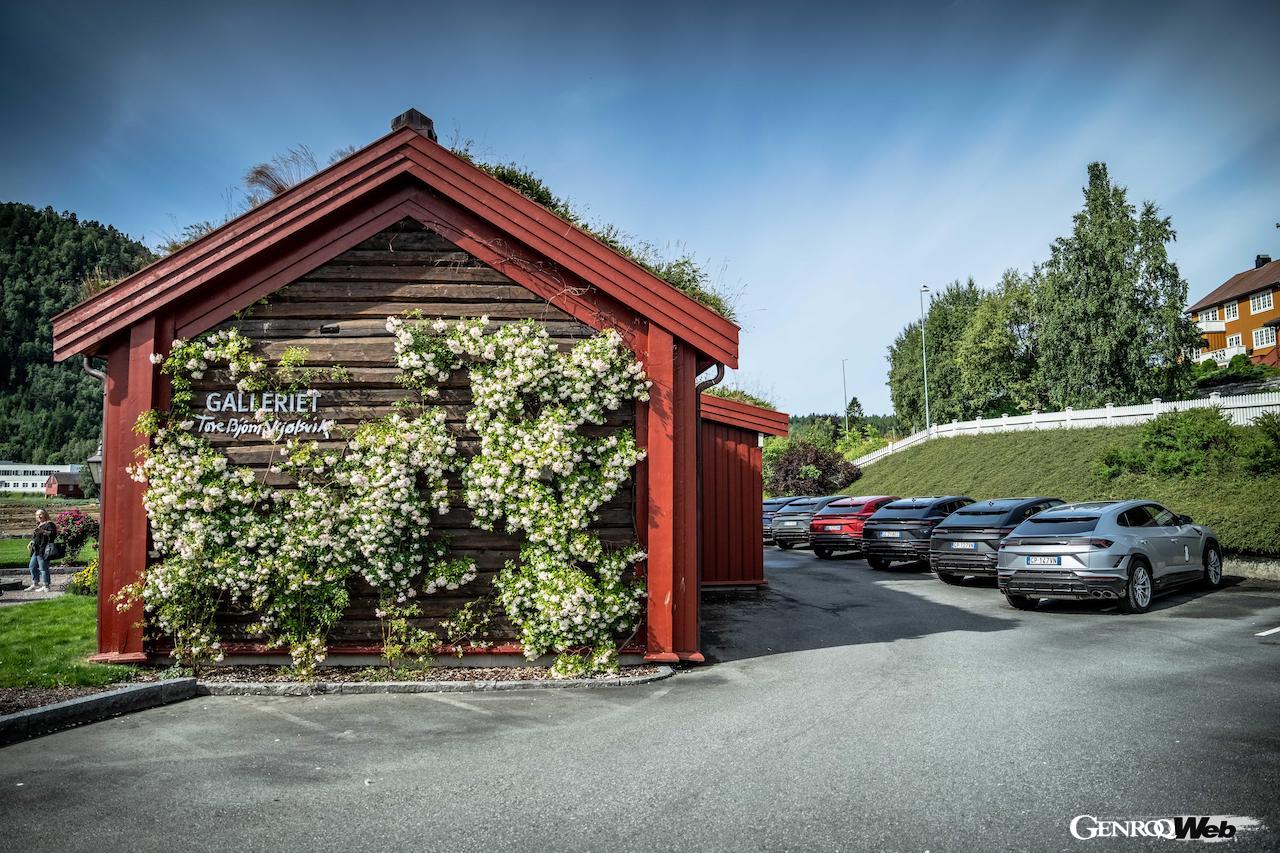 夏のノルウェーを舞台に、参加者は「ランボルギーニ ウルス S」をドライブ。各地で美しい景観や極上の食事をたっぷり堪能した。