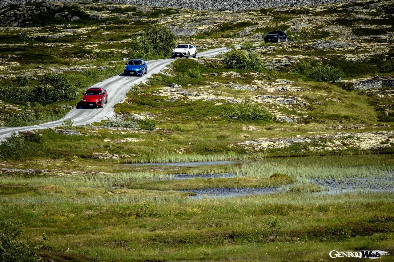 隊列を組んで走行する「ランボルギーニ ウルス S」。