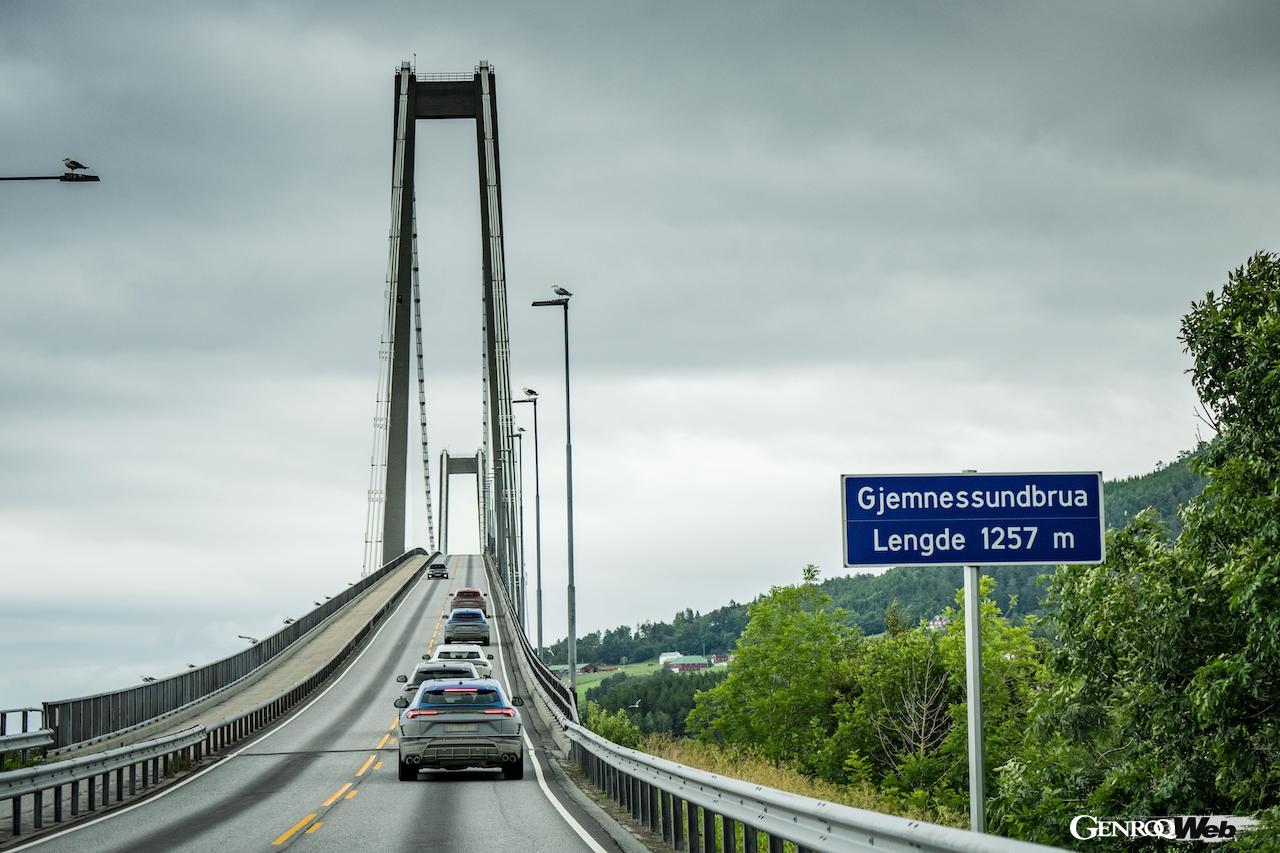 隊列を組んで走行する「ランボルギーニ ウルス S」。