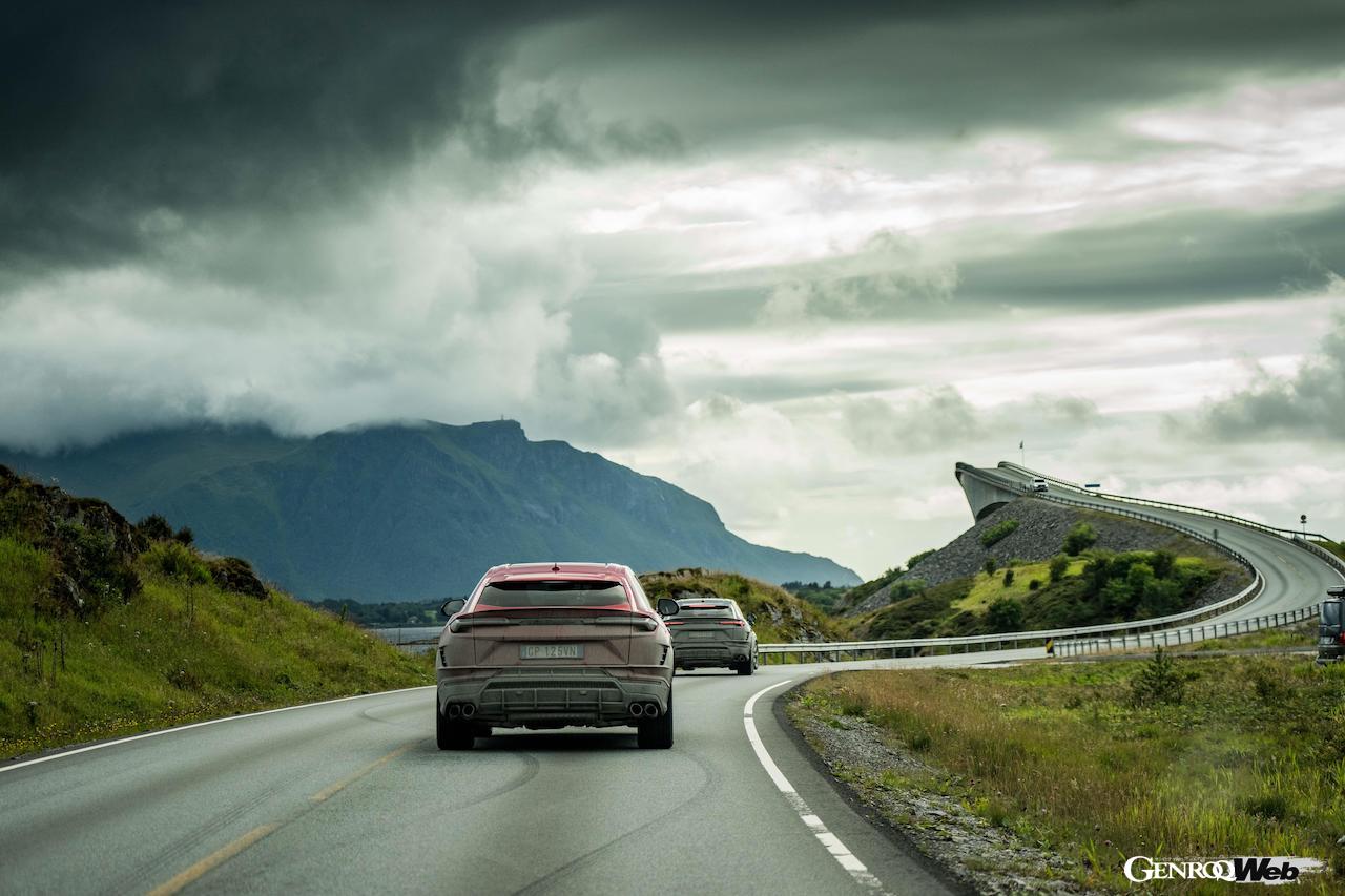 隊列を組んで走行する「ランボルギーニ ウルス S」。