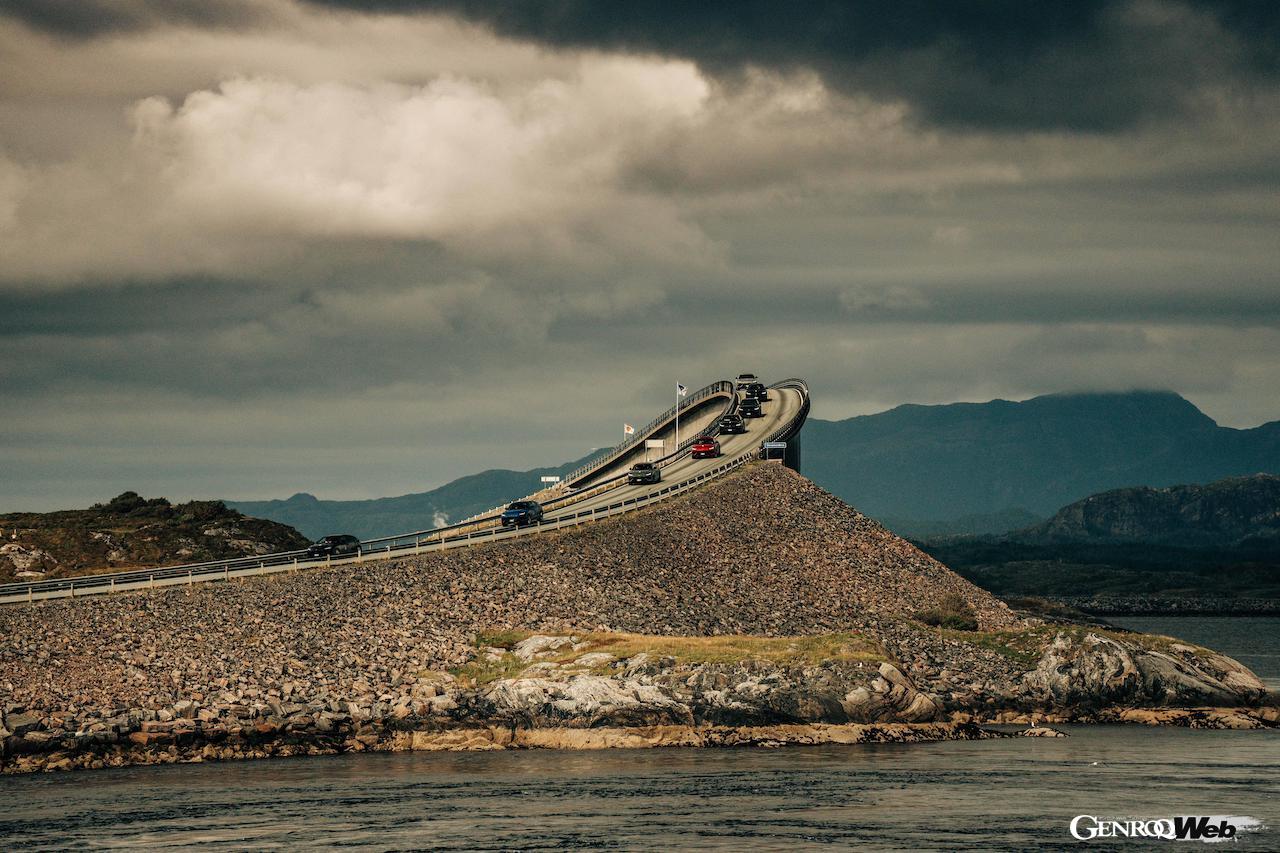 隊列を組んで走行する「ランボルギーニ ウルス S」。