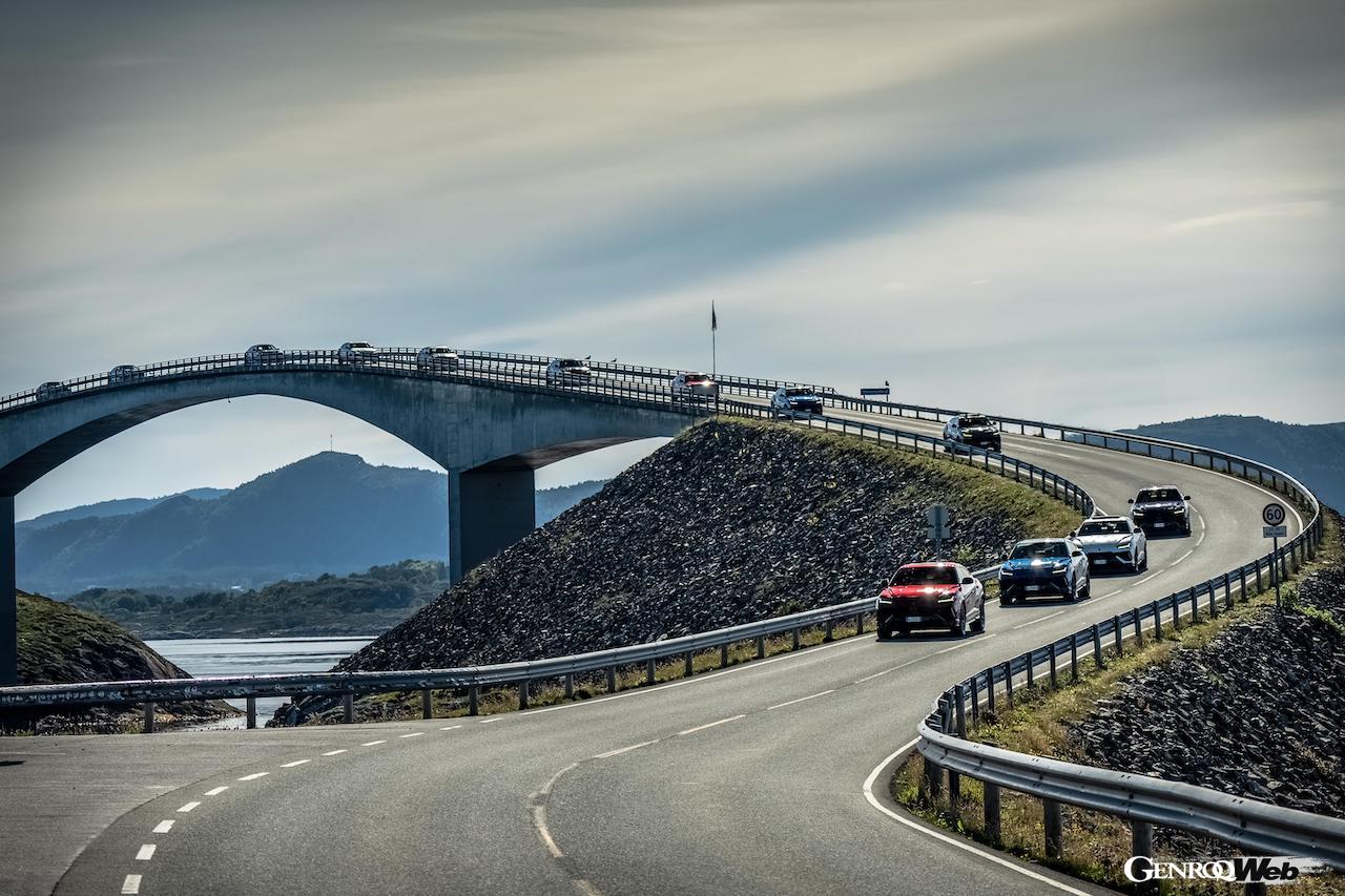 隊列を組んで走行する「ランボルギーニ ウルス S」。