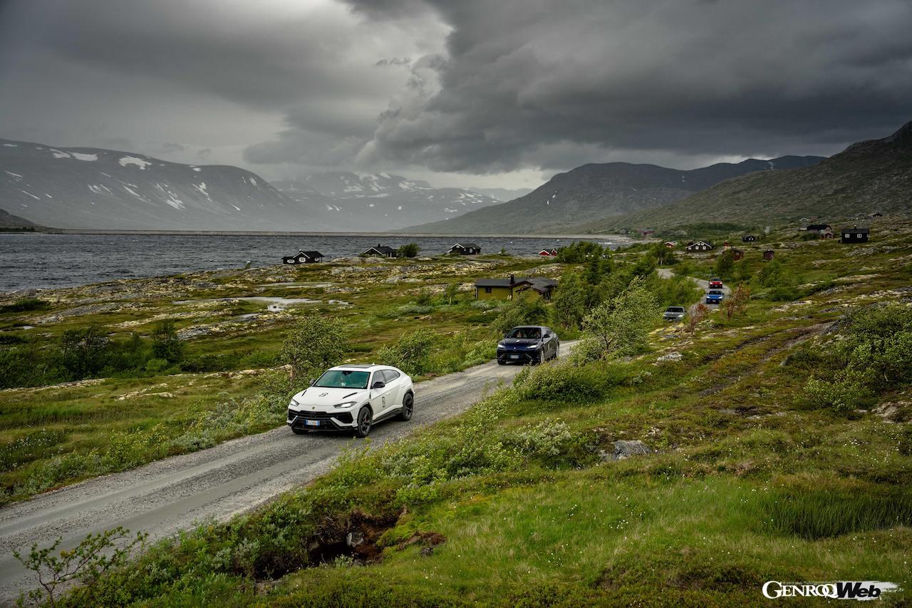 隊列を組んで走行する「ランボルギーニ ウルス S」。