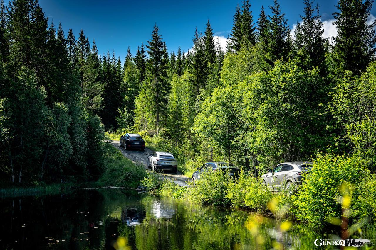 夏のノルウェーを舞台に、参加者は「ランボルギーニ ウルス S」をドライブ。各地で美しい景観や極上の食事をたっぷり堪能した。