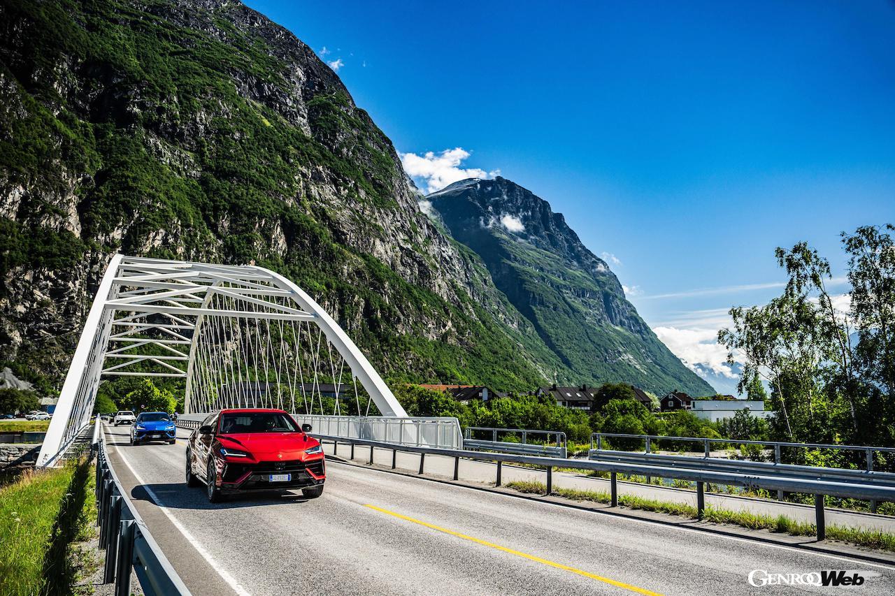 夏のノルウェーを舞台に、参加者は「ランボルギーニ ウルス S」をドライブ。各地で美しい景観や極上の食事をたっぷり堪能した。