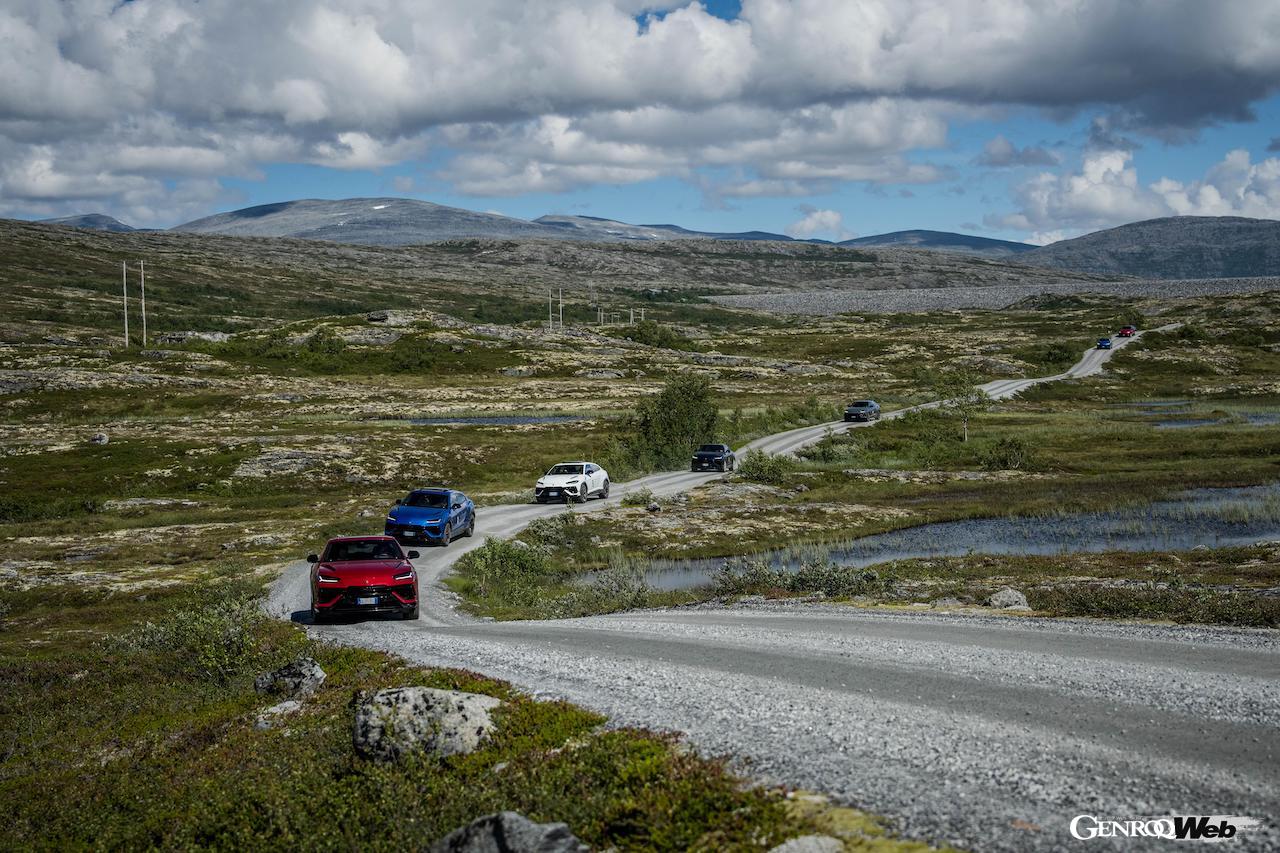 隊列を組んで走行する「ランボルギーニ ウルス S」。