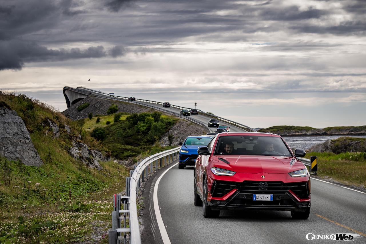 隊列を組んで走行する「ランボルギーニ ウルス S」。