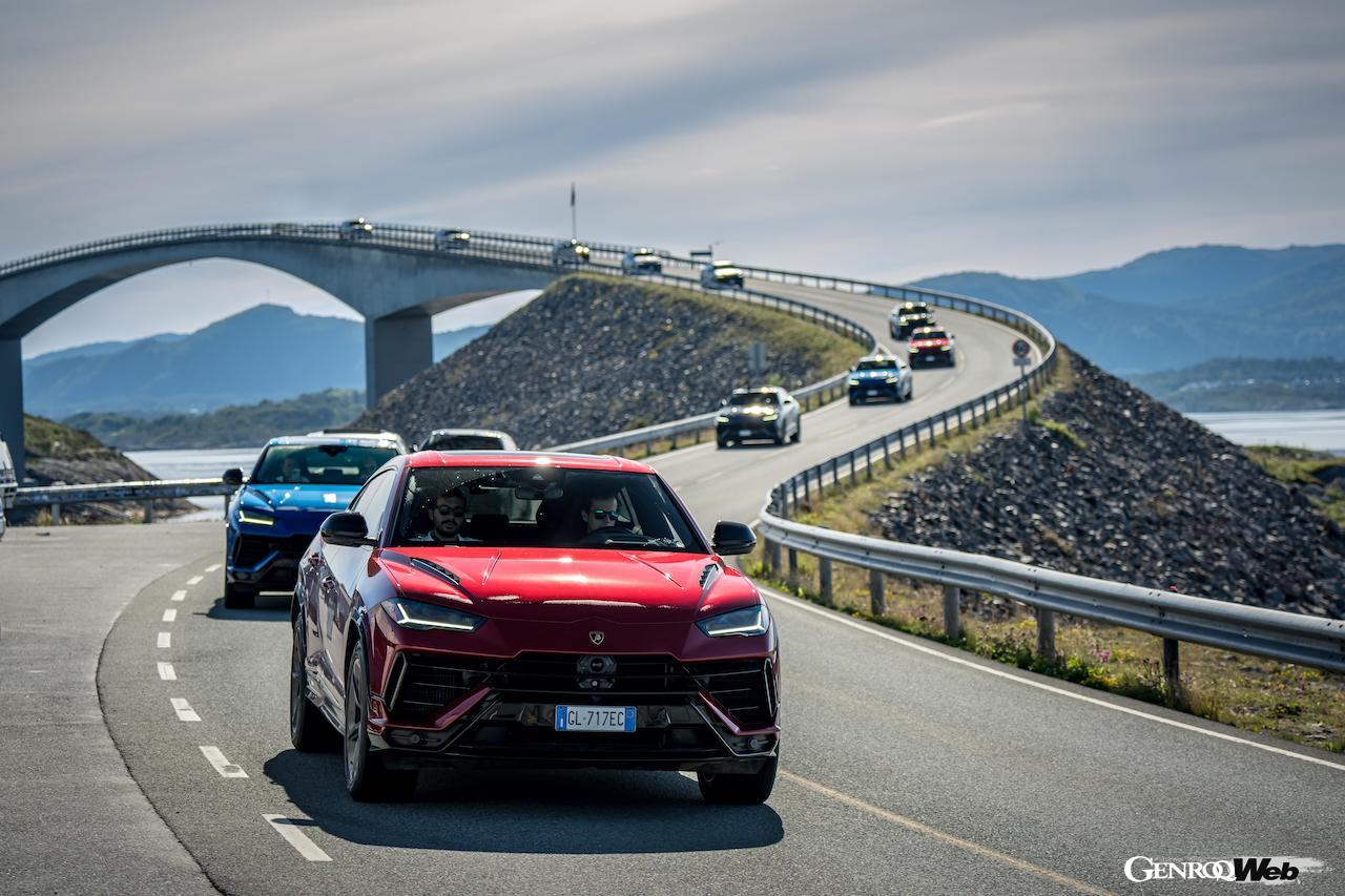 隊列を組んで走行する「ランボルギーニ ウルス S」。