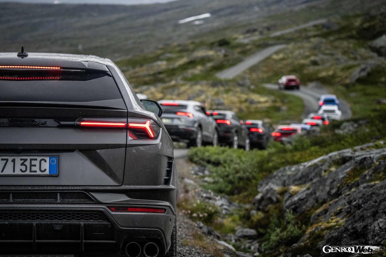 隊列を組んで走行する「ランボルギーニ ウルス S」。