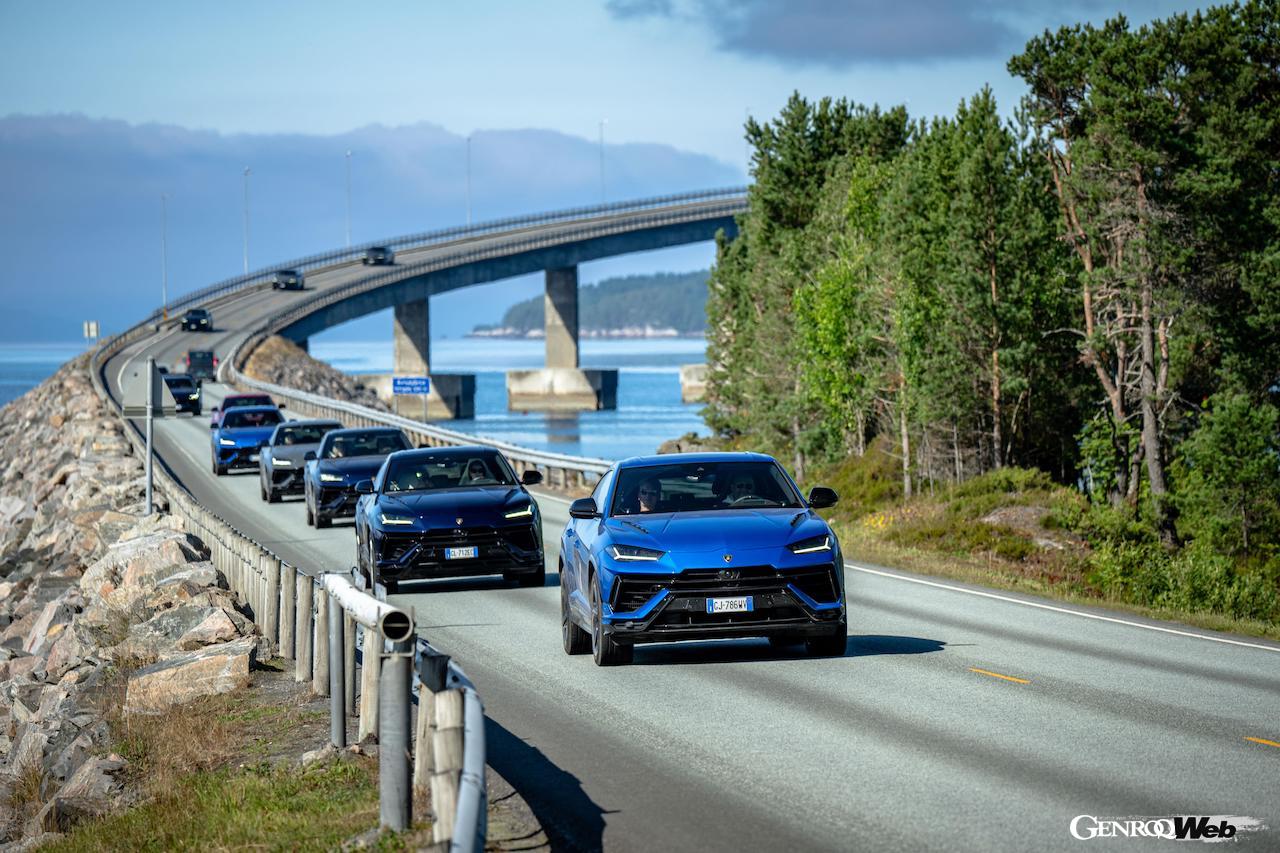 隊列を組んで走行する「ランボルギーニ ウルス S」。