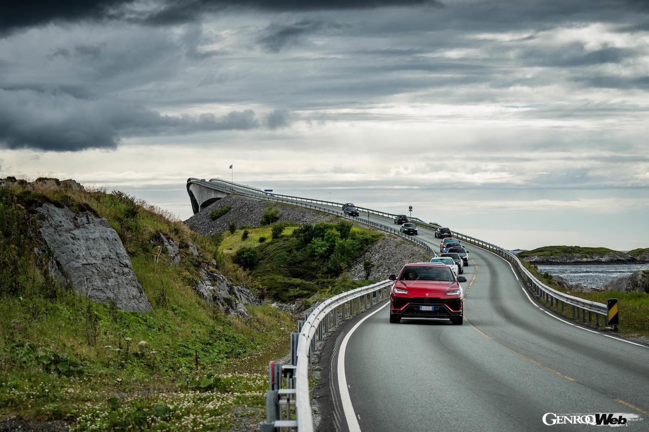 隊列を組んで走行する「ランボルギーニ ウルス S」。