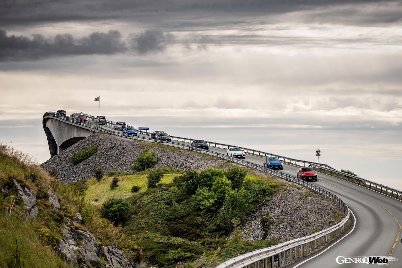 隊列を組んで走行する「ランボルギーニ ウルス S」。