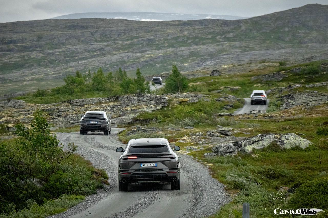 隊列を組んで走行する「ランボルギーニ ウルス S」。